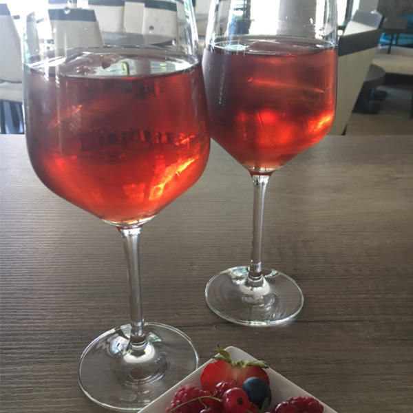 Rosewein in 2 Gläsern